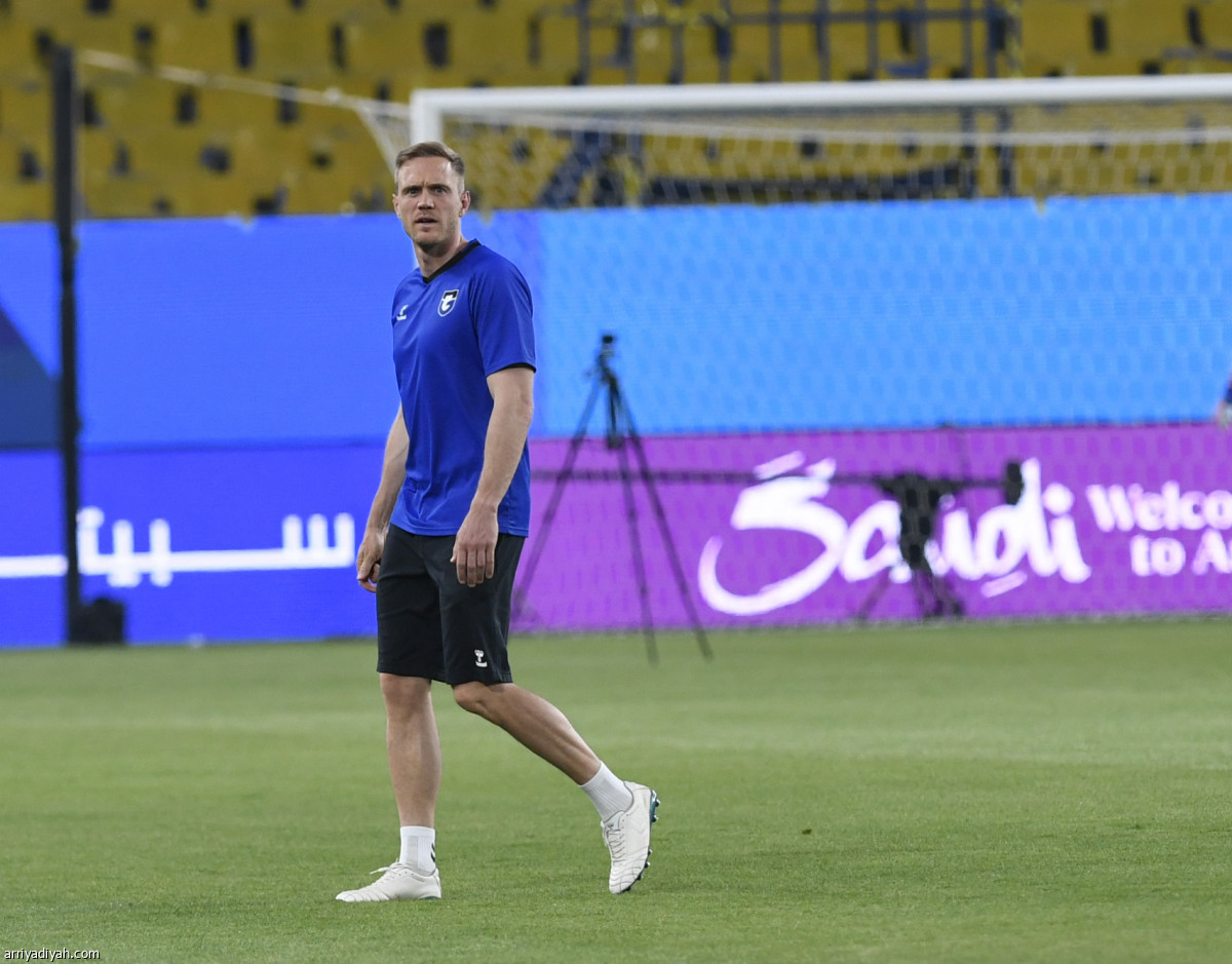 اليابانيون يسبحون