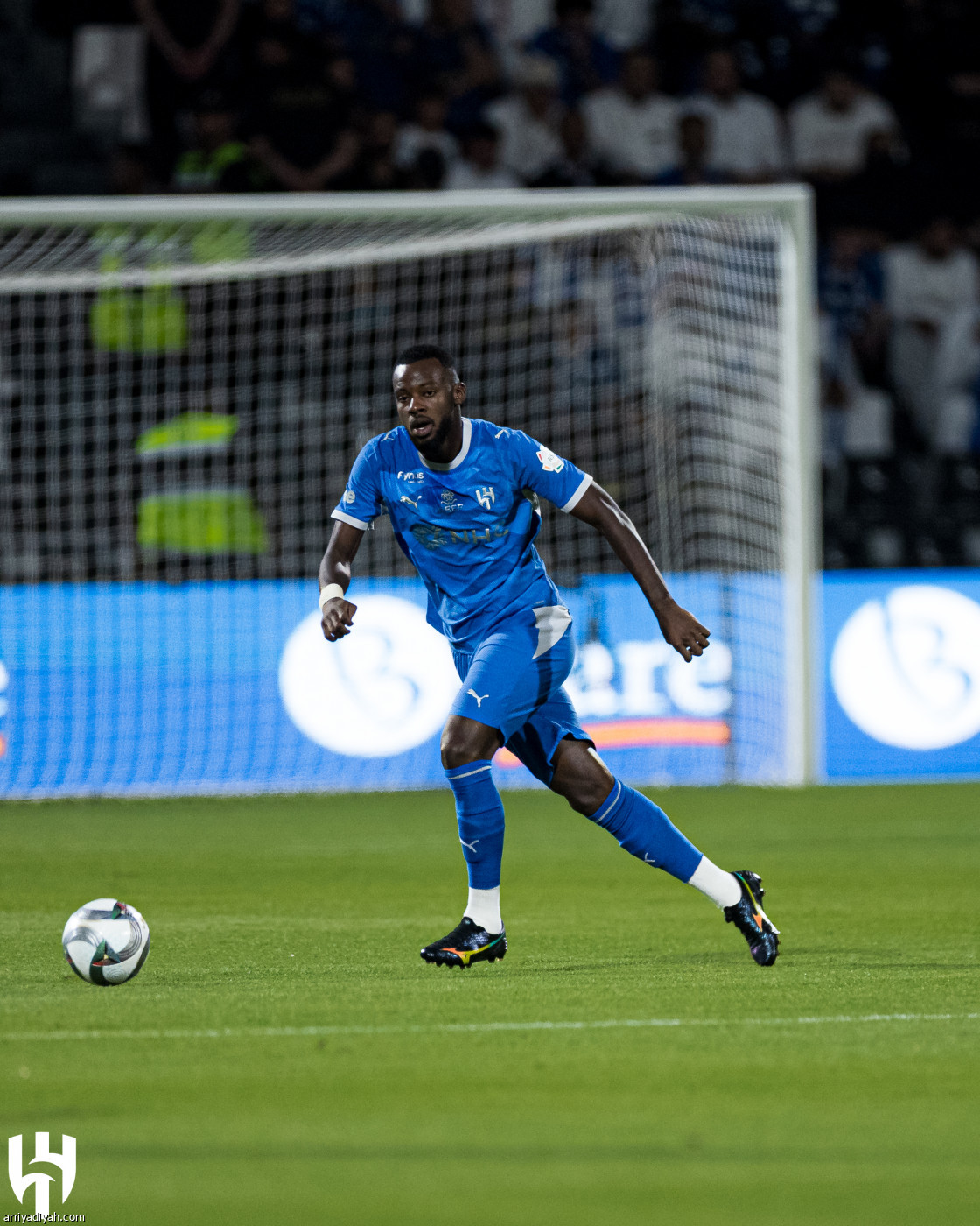 الهلال يحلّق