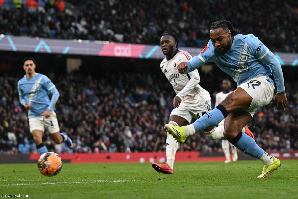 بثنائية سالفورد.. سيتي إلى ثمن نهائي الكأس