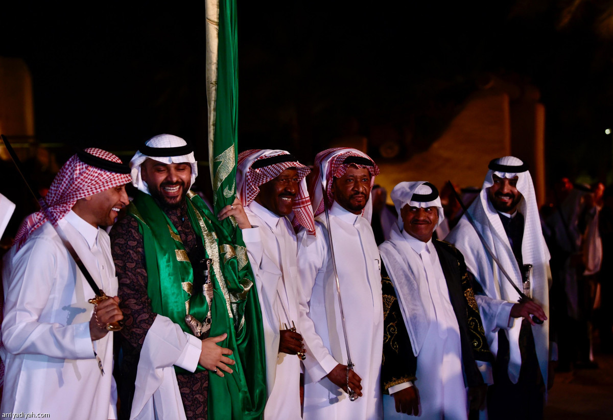 النجوم يؤدون العرضة