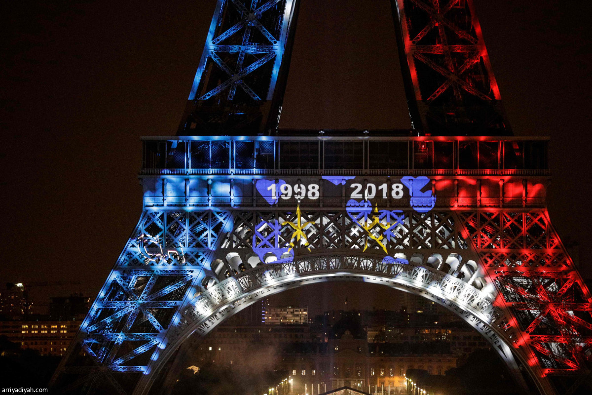 إيفل يحتفي بأبطال المونديال
