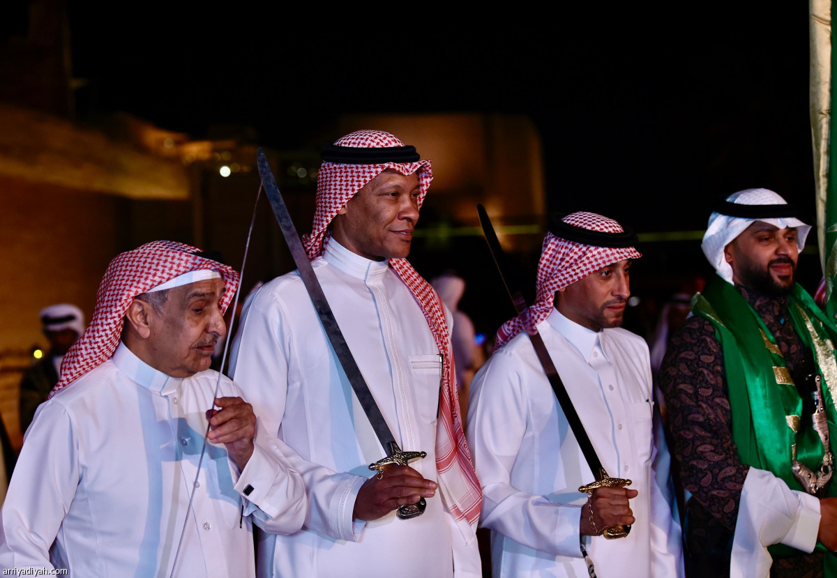 النجوم يؤدون العرضة