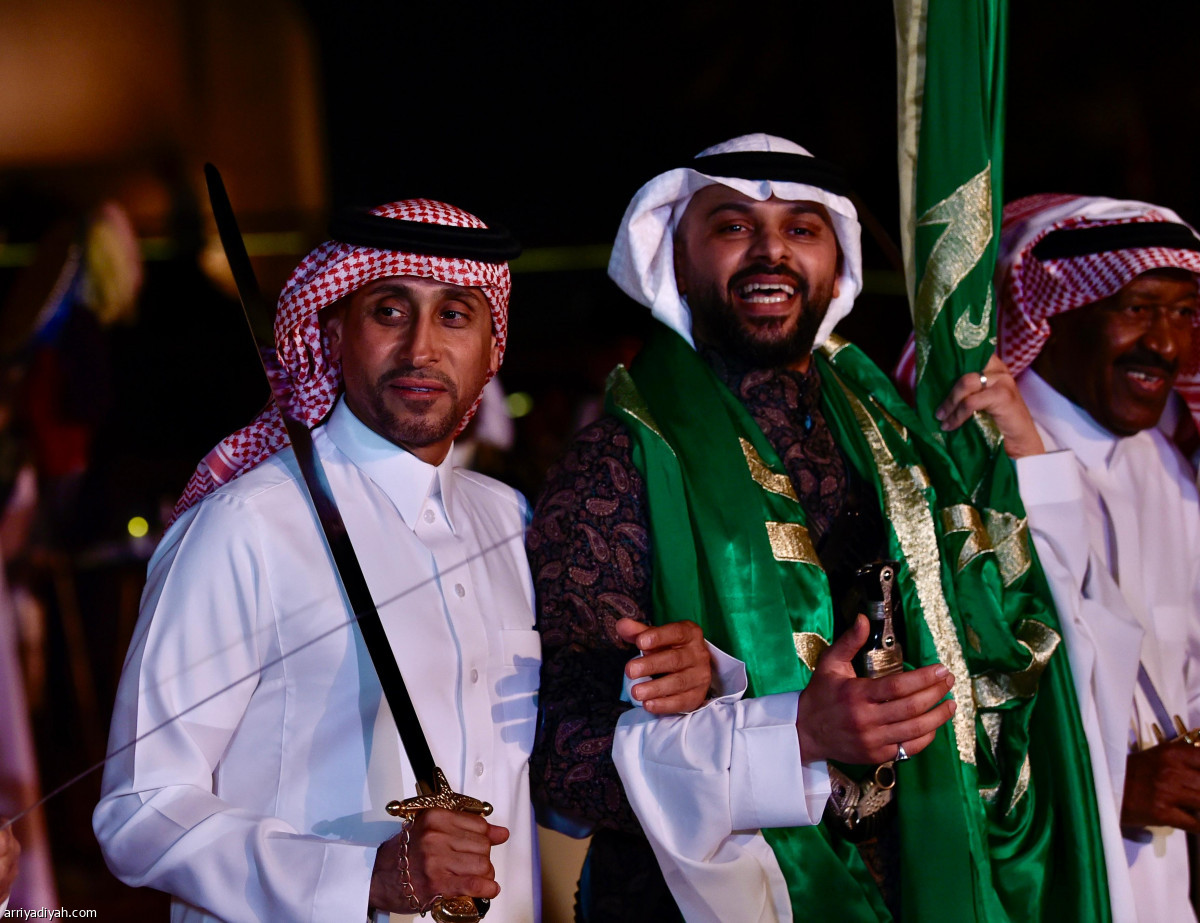 النجوم يؤدون العرضة