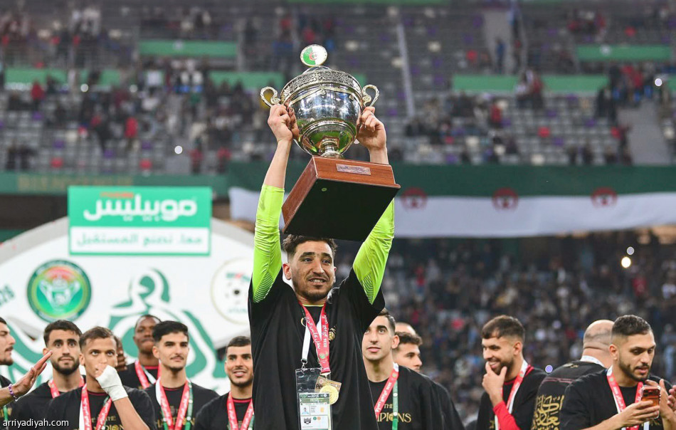 بعد أزمة الحراسة.. الجزائر تدرس إعادة بن بوط من الاعتزال